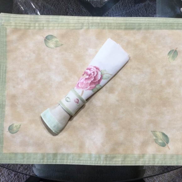 Vintage Elegant Design Hand Painted Ceramic Napkin Rings, Set of 4 - Picture 8 of 10